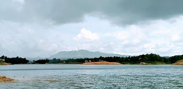 লেকের স্বচ্ছ পানিতে ঘোরাঘুরির জন্য বছর ভরে আসেন পর্যটকেরা।