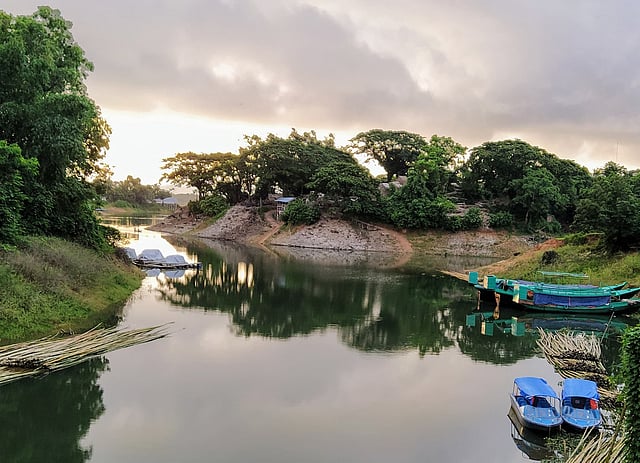 অলস বসে আছে নৌকাগুলো।