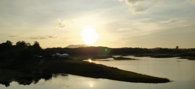 কাপ্তাই লেকে সূর্যাস্ত। কিন্তু নেই কোনো পর্যটক।