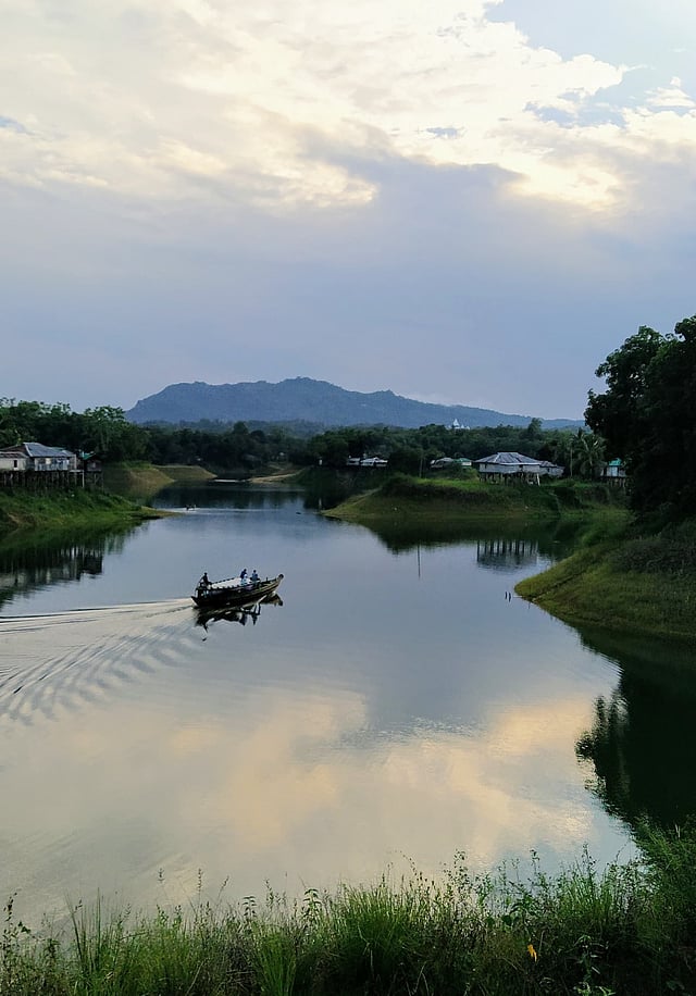 বছরের অন্য সময় হলে অনেক নৌকা থাকত। কিন্তু করোনার কারণে তা এখন প্রায় শূন্যর কোঠায়।