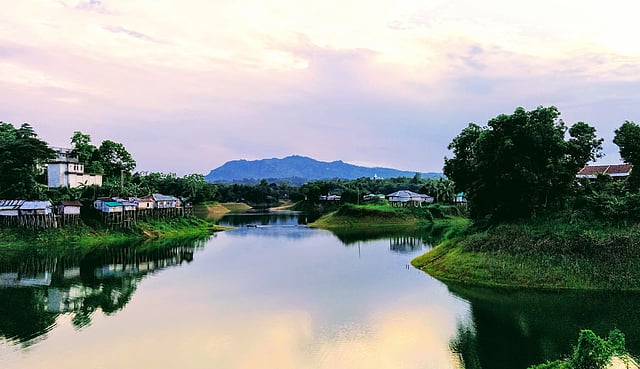 পাহাড় আর লেকের পানিতে ঘুরতে আসেন দেশি-বিদেশি পর্যটকেরা।