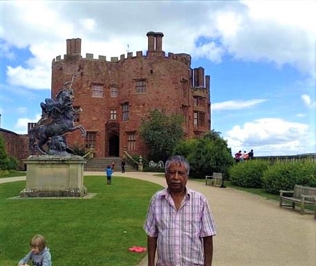 পুউইস ক্যাসল, ক্লাইভ মিউজিয়ামের সামনে লেখক মোহম্মদ ইদ্রিস, পাশে টিপু সুলতানের কামান। ছবি: সংগৃহীত