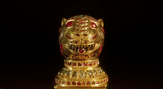 টিপু সুলতানের সিংহাসন থেকে আলাদা করা অলংকৃত বাঘের মাথা, ক্লাইভ মিউজিয়াম, পুউইস ক্যাসল, ওয়েলসপুল। ছবি: লেখক।