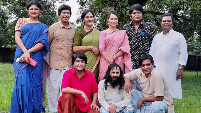 এক দশক পর আবার এক হলেন অভিনেতা, প্রযোজক, পরিচালক ও লেখকের দলটি। সম্প্রতি তাঁরা একটি নাটকের শুটিংয়ে অংশ নিয়েছেন। ছবি: সংগৃহীত