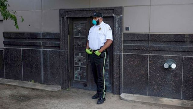 হিউস্টনে চীনের কনস্যুলেটের সামনে এক নিরাপত্তাকর্মী। কনস্যুলেটটি বন্ধ করে দিয়েছে যুক্তরাষ্ট্র। ছবি: এএফপি