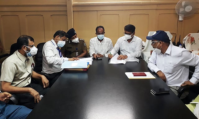 ভারত সরকার ঈদের উপহার হিসেবে বাংলাদেশকে ১০টি ব্রডগেজ রেল ইঞ্জিন উপহার দিয়েছে। আজ সোমবার বাংলাদেশ সময় বেলা সাড়ে তিনটায় এগুলো চুয়াডাঙ্গার দর্শনা আন্তর্জাতিক রেলওয়ে স্টেশনে এসে পৌঁছায়। সেখানে দুই দেশের রেলওয়ে প্রতিনিধিরা নিজ নিজ দেশের পক্ষে হস্তান্তর পত্রে স্বাক্ষর করেন। ছবি: প্রথম আলো