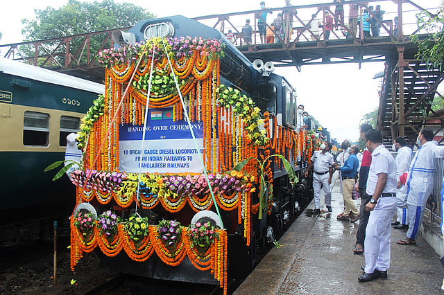 ভারত সরকার ঈদের উপহার হিসেবে বাংলাদেশকে ১০টি ব্রডগেজ রেল ইঞ্জিন উপহার দিয়েছে। আজ সোমবার বাংলাদেশ সময় বেলা সাড়ে তিনটায় এগুলো চুয়াডাঙ্গার দর্শনা আন্তর্জাতিক রেলওয়ে স্টেশনে এসে পৌঁছায়। ছবি: প্রথম আলো