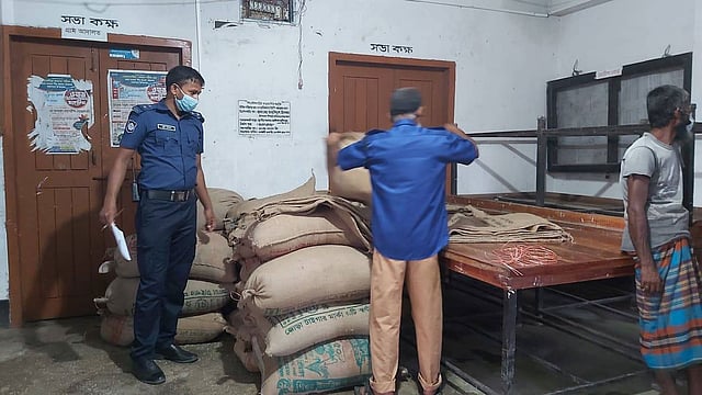 জব্দ করা চালের বস্তাগুলো হাফিজাবাদ ইউনিয়ন পরিষদের একটি কক্ষে রাখা হয়। ছবি: প্রথম আলো