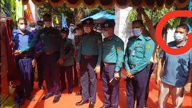 চট্টগ্রাম নগরের দামপাড়ায় নগর পুলিশের সদর দপ্তরে সিটি করপোরেশন আয়োজিত এলইডি বাতির উদ্বোধন অনুষ্ঠানে সাত মামলার আসামি মোহাম্মদ সোলায়মানকে (গোল চিহ্নিত) দেখা যায়। ছবি: সংগৃহীত