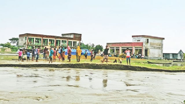 বন্যার সঙ্গে শুরু হয়েছে পদ্মার ভাঙন। এতে ভাঙনের হুমকিতে পড়েছে শরীয়তপুরের নড়িয়া উপজেলার চরআত্রা ইউনিয়নের বসাকের চর সরকারি প্রাথমিক বিদ্যালয়। গতকাল সকালে। ছবি: সত্যজিৎ ঘোষ