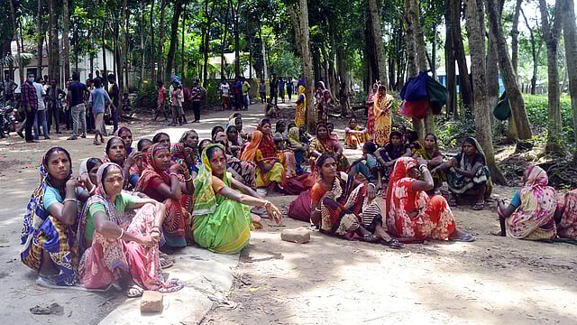 আকস্মিকভাবে নোটিশ দিয়ে অনির্দিষ্টকালের জন্য কমলগঞ্জের ধলই চা-বাগান বন্ধ ঘোষণার প্রতিবাদে চা-শ্রমিকদের ক্ষোভ প্রকাশ। আজ সকালে ধলই চা-বাগান কারখানার সামনে। ছবি: প্রথম আলো