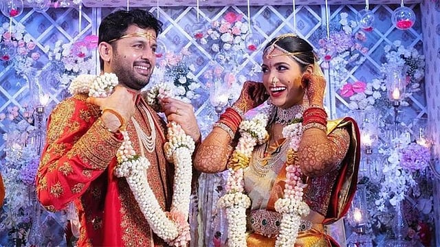 মালাবদল করছেন নিতিন আর শালিনী। ছবি: ইনস্টাগ্রাম