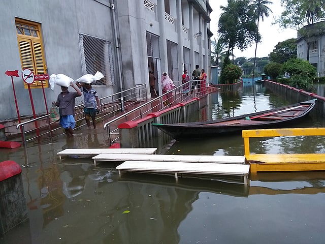 কুমুদিনী হাসপাতালের চিকিৎসক-নার্সসহ সবাই যাতায়াতের জন্য নৌকা ব্যবহার করছেন। ছবি: প্রথম আলো