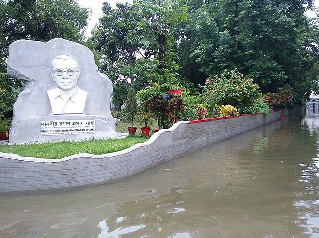 মির্জাপুরে কুমুদিনী হাসপাতাল চত্বরে বন্যার পানি। ছবি: প্রথম আলো