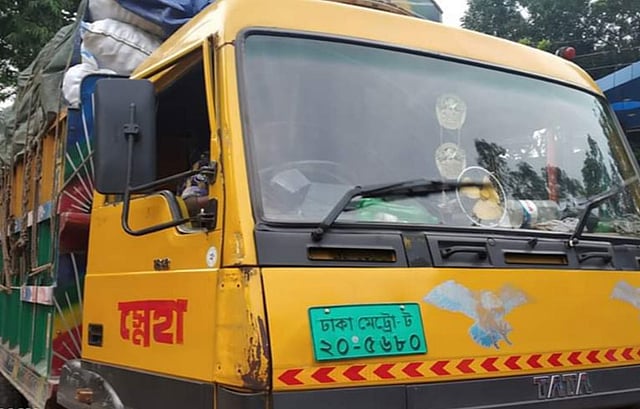 এই ট্রাকটিতে করেই অস্ত্র ও মাদক পাচার করা হচ্ছিল। ট্রাকটির মালিক জয়পুরহাটের আক্কেলপুর পৌরসভার মেয়র ও উপজেলা আওয়ামী লীগের সাধারণ সম্পাদক গোলাম মাহফুজ চৌধুরী ওরফে অবসর চৌধুরী। ফাইল ছবি