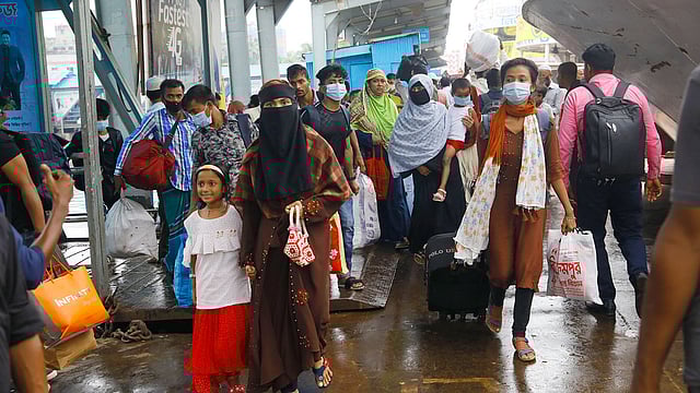 ঈদ উপলক্ষে রাজধানী ছাড়ছেন নগরবাসী। অনেকে যাচ্ছেন নৌপথে। গতকাল সদরঘাটে। প্রথম আলো