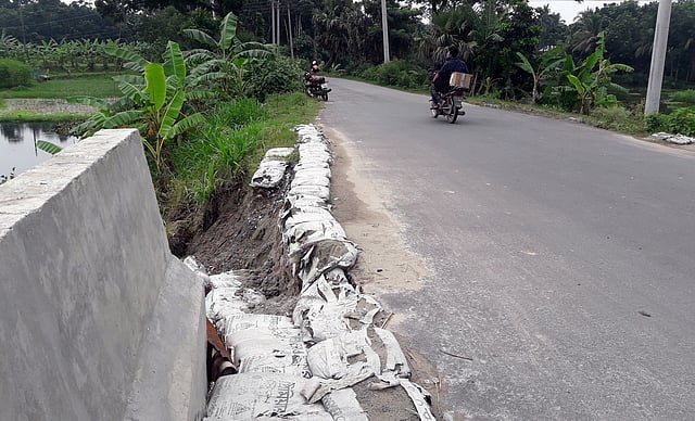 সেতুর চারপাশ ধসে গেছে। এতে এক পাশে রাস্তা ধসে গর্তের সৃষ্টি হয়েছে। ছবি: প্রথম আলো