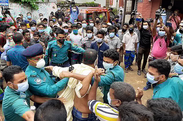 করোনাকালে বাসদের মানবতার সেবা কার্যক্রমে বাধা দেওয়া নিয়ে দফায় দফায় হট্টগোল বাধে। বুধবার বরিশাল নগরের ফকিরবাড়ি সড়ক এলাকায়। ছবি: প্রথম আলো