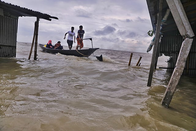মেঘুলা বাজার এলাকার দোকানপাট ও বসতবাড়িতে দেখা দিয়েছে ব্যাপক ভাঙন।