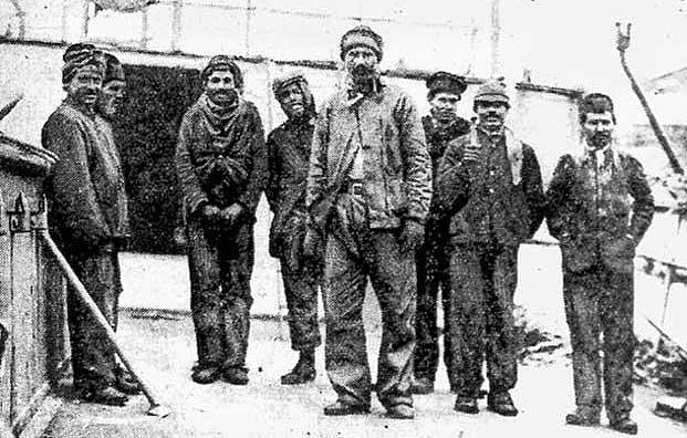 জাহাজের ডেকে পূর্ব বাংলা থেকে আসা কয়েকজন খালাসি। ছবি: সংগৃহীত