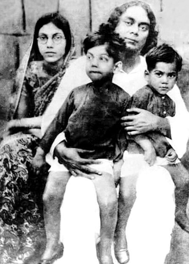 স্ত্রী প্রমীলা এবং দুই ছেলেকে নিয়ে নজরুল। ছবি: সংগৃহীত