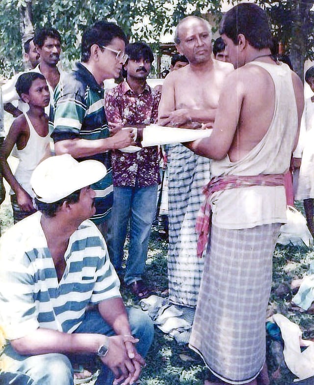 নুহাশপল্লীতে শুটিংয়ের সময় হুমায়ূন আহমেদ