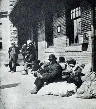 ট্রেনের অপেক্ষায় কয়েকজন ভারতীয় ইমিগ্র্যান্ট। ছবি: সংগৃহীত