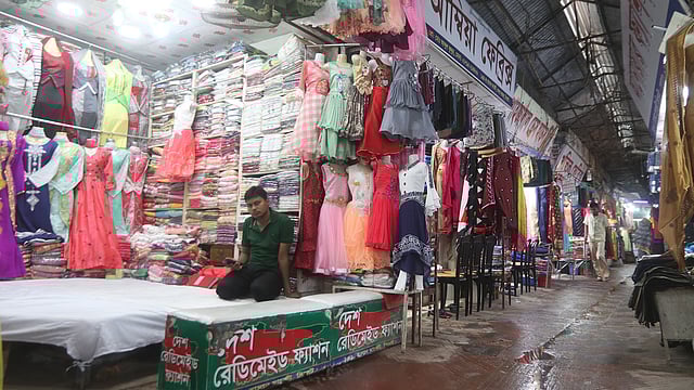 ঈদের বাজারে নেই মানুষের ভিড়। গতকাল বৃহস্পতিবার দুপুরে সিলেট নগরের হাসান মার্কেটে। ছবি: আনিস মাহমুদ