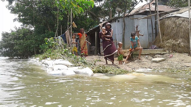 করোনার সঙ্গে বন্যায় সুনামগঞ্জের হাওর এলাকায় নেই ঈদের আমেজ। গত বৃহস্পতিবার জেলার বিশ্বম্ভরপুর উপজেলার খরচার হাওরপাড়ের রায়পুর গ্রামে। ছবি: প্রথম আলো