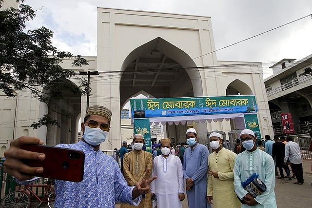 ঈদের নামাজ শেষে এবার আর কোলাকুলি করা হয়নি। সেলফি তুলে সেই আফসোস মিটিয়ে নেওয়ার চেষ্টা। ছবি: হাসান রাজা