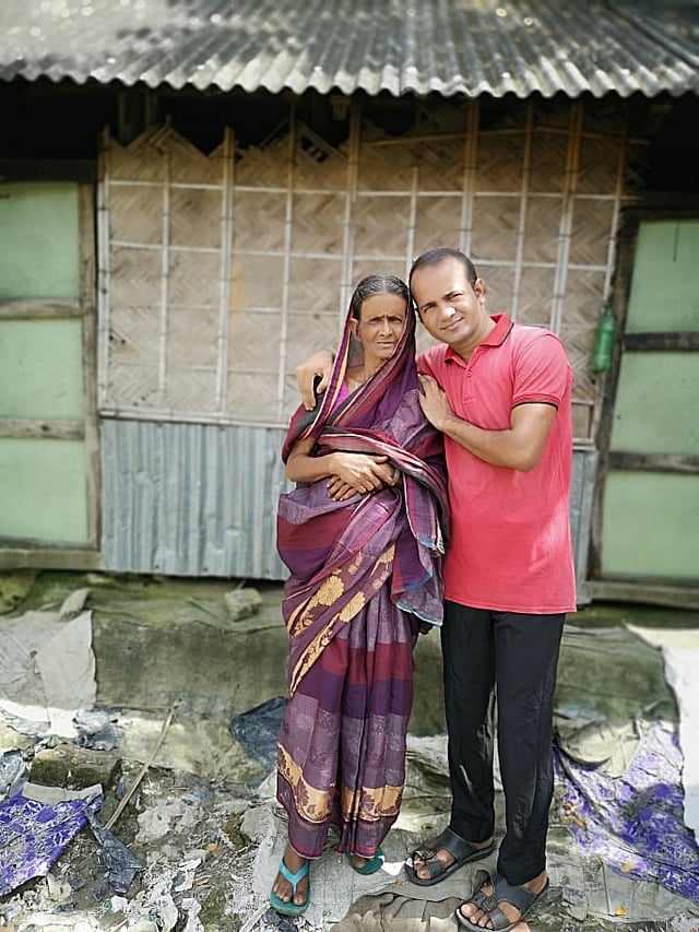 মায়ের সঙ্গে শিপন। ছবি: সংগৃহীত