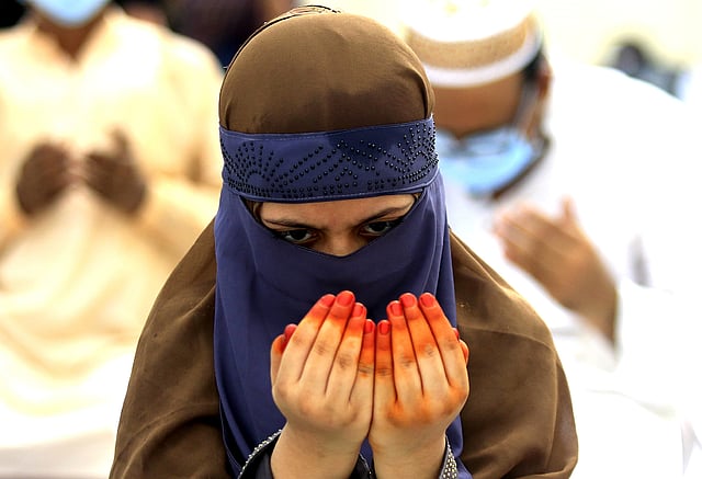 জাতীয় মসজিদ বায়তুল মোকাররমে ঈদের জামাতে শামিল হওয়া এক নারী। ছবি: হাসান রাজা