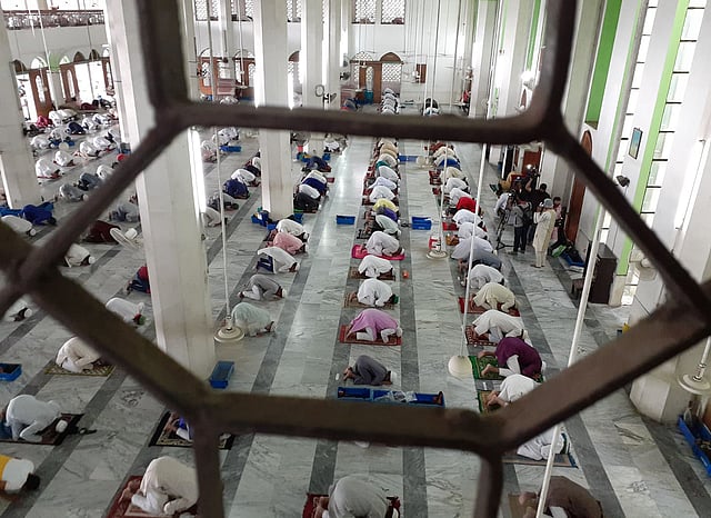 চট্টগ্রাম নগরের জামিয়াতুল ফাল্লাহ জামে মসজিদে সামাজিক দূরত্ব বজায় রেখে ঈদের জামাতে অংশ নেন মুসল্লিরা। ছবি: জুয়েল শীল