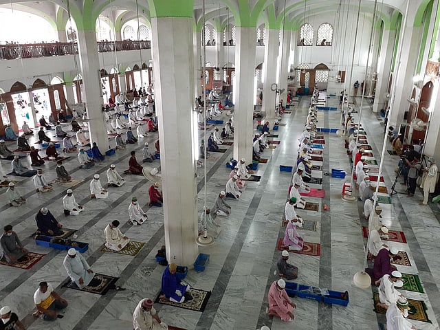 সামাজিক দূরত্ব বজায় রেখে ঈদের নামাজ আদায়। ছবিটি চট্টগ্রাম নগরের জামিয়াতুল ফাল্লাহ জামে মসজিদে। ছবি: জুয়েল শীল