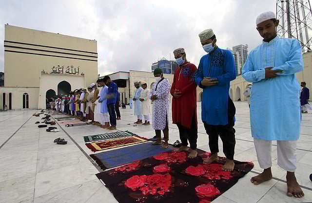 করোনার সংক্রমণ থেকে রক্ষা পেতে সামাজিক দূরত্ব বজায় রেখে ঈদের জামাতে অংশ নেন মুসল্লিরা।
