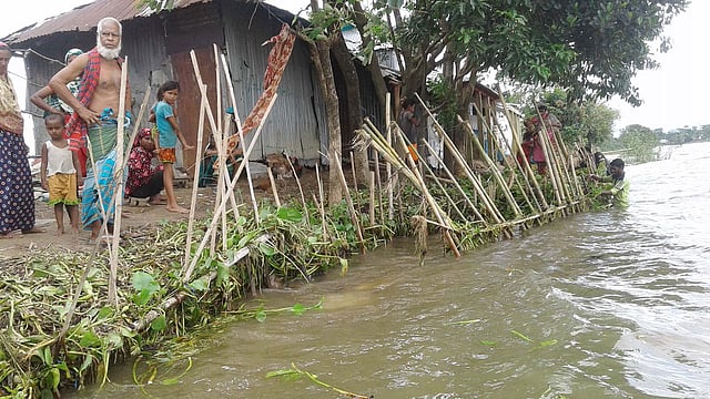 করোনার সঙ্গে বন্যায় সুনামগঞ্জের হাওর এলাকায় নেই ঈদের আমেজ। গত বৃহস্পতিবার জেলার বিশ্বম্ভরপুর উপজেলার খরচার হাওরপাড়ের রায়পুর গ্রামে। ছবি: প্রথম আলো