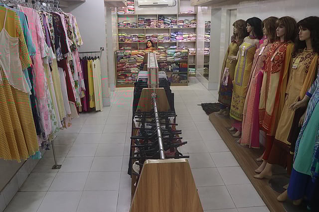 বগুড়ার ঈদ বাজারে মন্দা পরিস্থিতি বিরাজ করছে। অনেকটাই ক্রেতাশূন্য বিপণিবিতানগুলো। ঈদের আগের দিন (শুক্রবার) সকালে বগুড়া শহরের জলেশ্বরীতলায়। ছবি: সোয়েল রানা