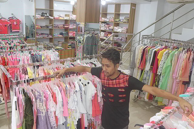 বগুড়ার ঈদ বাজারে মন্দা পরিস্থিতি বিরাজ করছে। অনেকটাই ক্রেতাশূন্য বিপণিবিতানগুলো। ঈদের আগের দিন (শুক্রবার) সকালে বগুড়া শহরের জলেশ্বরীতলায়। ছবি: সোয়েল রানা