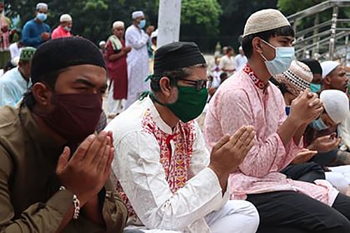 রংপুরের কেরামতিয়া জামে মসজিদে ঈদের জামাতে অংশ নেন অনেক মুসল্লি। ছবি: মঈনুল ইসলাম