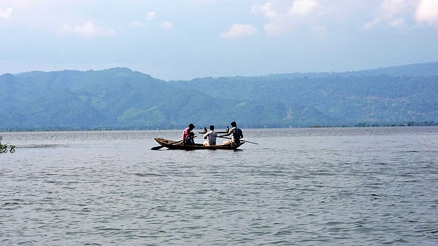 ঈদের সময় সুনামগঞ্জের তাহিরপুর উপজেলার টাঙ্গুয়ার হাওরে ভিড় জমান পর্যটকেরা। তবে করোনার কারণে এবার ঈদে দেখা নেই পর্যটকের। ছবি: প্রথম আলো