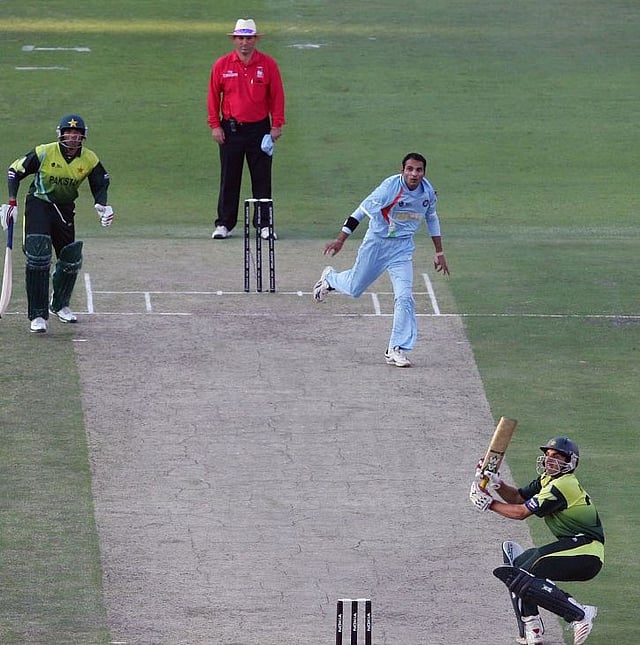 জোহানেসবার্গে ২০০৭ টি-টোয়েন্টি বিশ্বকাপ ফাইনালে মিসবাহর সেই শট। ছবি: এএফপি