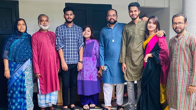 শ্বশুরবাড়ির আঙ্গিনায় আত্মীয়দের সঙ্গে মাহি। ছবি: ফেসবুক