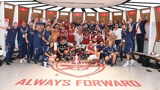 শিরোপা নিয়ে আর্সেনালের উচ্ছ্বাস। ছবি: আর্সেনালের টুইটার