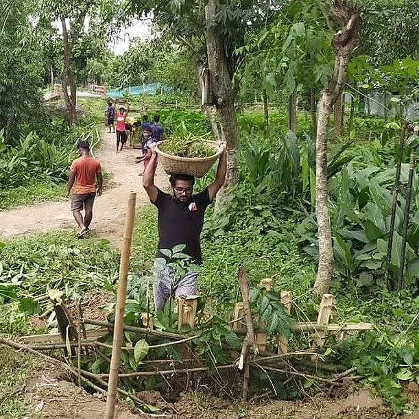 ব্রাহ্মণবাড়িয়াভিত্তিক ‘বাংলার মুখ যুব সংগঠন’–এর সদস্যরা স্বেচ্ছাশ্রমে সংস্কারকাজ করছেন। ছবি: সংগৃহীত