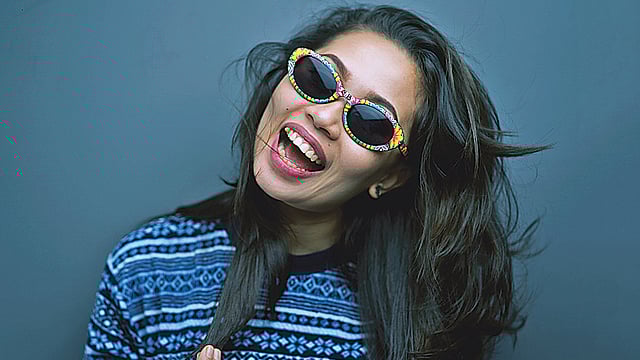 রোদচশমায় রিকশাচিত্রের ধাঁচে নকশা। ছবি: বিস্কুট ফ্যাক্টরি