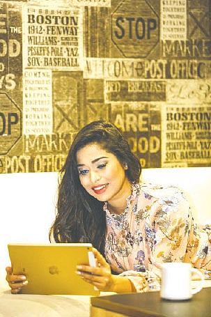 গান শোনা বা সিনেমা দেখার অভ্যাস কাজের গতি বাড়াতে সাহায্য করে। ছবি: অধুনা