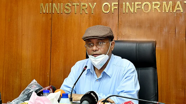 তথ্যমন্ত্রী ও আওয়ামী লীগের যুগ্ম সাধারণ সম্পাদক হাছান মাহমুদ সংবাদ সম্মেলনে বক্তব্য দিচ্ছেন। ছবি: বিজ্ঞপ্তি