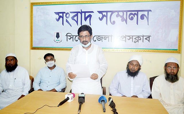 সংবাদ সম্মেলনে লিখিত বক্তব্য দেন সুনামগঞ্জের জগন্নাথপুর উপজেলার মিরপুর ইউনিয়ন পরিষদের চেয়ারম্যান মো. মাহবুবুল হক। সিলেট জেলা প্রেসক্লাব, ৫ আগস্ট। ছবি: প্রথম আলো