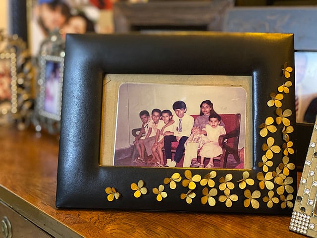 ফ্রেমবন্দী আমরা ভাইবোনেরা—বাঁ থেকে মোস্তফা কাউসার ফারুকী, মোস্তফা সরয়ার ফারুকী, গোলাম কিবরিয়া ফারুকী, মোস্তফা কবির ফারুকী, পারভীন সুলতানা ও ফারিয়া তাসনীম, ১৯৮৫। ছবি: পারিবারিক অ্যালবাম থেকে