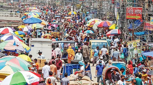 ব্যাধির চিকিৎসাব্যবস্থা না থাকায় মহামারিকালে মানুষ নিয়তিবাদী হয়ে পড়ে। করোনার সময়ে বাজারে মানুষের ভিড়। ছবি: প্রথম আলো